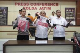 Polda Jatim Berhasil Amankan Tiga Tersangka Curanmor Satu Diantaranya Bersenjata Airsoft Gun