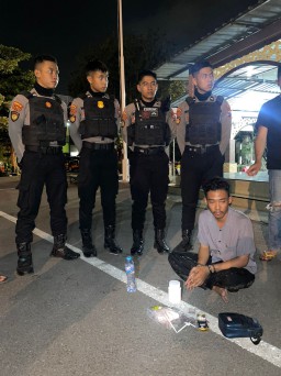 Tim Raimas Sat Samapta Polres Pelabuhan Tanjung Perak Amankan Dua Pengedar Pil saat Patroli
