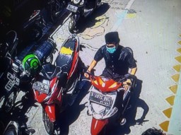 Terekam CCTV Maling Berbaju Koko Hitam Curi Motor Jama'ah Sholat Jumat 