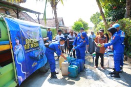Ditpolairud Polda Jatim Droping Air Bersih Ke Desa Kedukbembem, Kecamatan Mantup Kabupaten Lamongan