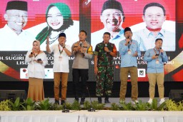 Polres Ponorogo Fasilitasi Paslon Gelar Deklarasi Damai Pilkada 2024 Nyayikan Lagu Kemesraan