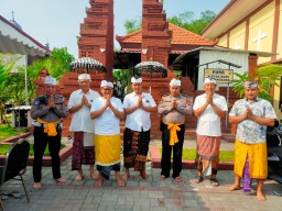 Polresta Sidoarjo Gelar Hari Raya Kuningan di Pura Kertha Bumi Bhayangkara 