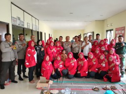Polrestabes Surabaya Gelar Jum'at Curhat dan Bagikan Bantuan Sosial, Mendukung Kondusifitas Pilkada 2024