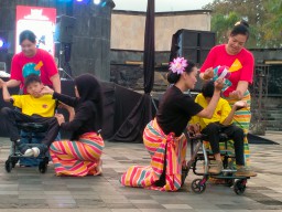 Tari Ngemong Roso Curi Perhatian di Monumen SU