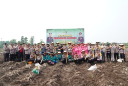 Gelorakan Swasembada Pangan, Polres Ponorogo Bersama Kelompok Tani Tanam Jagung Reog 234 Bhayangkara