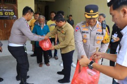 Cooling System Pungut Suara, Polres Ngawi Berbagi Makanan Sehat Gratis untuk Warga di TPS