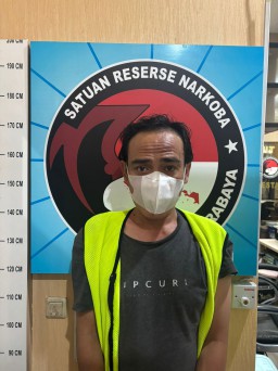 Satresnarkoba Polrestabes Surabaya Berhasil, Mengamankan Tersangka Peredaran Narkotika Jenis Sabu