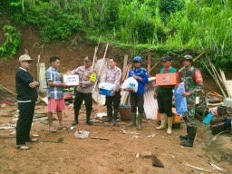 Ngrayun Dilanda Longsor, Kepolisian Salurkan Bantuan