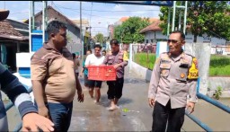 Peduli Bencana, Polisi Salurkan Bantuan Kepada Warga Terdampak Banjir di Jombang