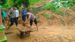Sinergitas Polisi Bersama TNI dan Warga Bersihkan Tanah Longsor di Ngawi