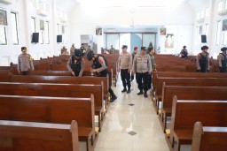 Pastikan Natal Aman, Polres Tanjung Perak Sterilisasi Gereja di Surabaya