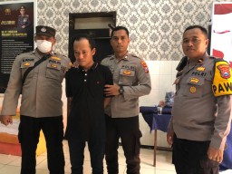 Pelaku Penipuan Online Modus Jual Beli Online Ditangkap di Kamar Hotel Surabaya