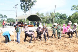 Gelorakan Swasembada Pangan Wakapolres Pamekasan Pimpin Penanaman Jagung di Pagantenan