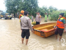 Sinergitas Polisi dan TNI Tanggap Bencana Sigap Bantu Warga Terdampak Banjir di Ngawi