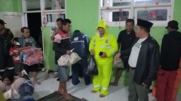 Tanggap Bencana Polisi Bersama TNI dan BPBD Evakuasi Korban Pergeseran Tanah di Pasuruan