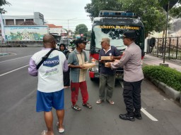Jumat Berkah,Polresta Banyuwangi Berbagi Nasi Kotak untuk Warga Masyarakat