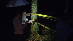 Polres Kediri Gercep Tangani Banjir, Pasang Police Line di Jembatan Putus Untuk Keselamatan Warga