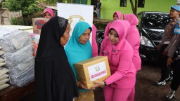 Polres Pasuruan Salurkan Bantuan untuk Korban Pergeseran Tanah di Purwodadi