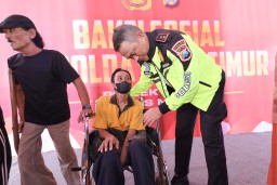 Patroli Jarak Jauh Naik Motor Kapolda Jatim Beri Bantuan Sembako Untuk Warga di Malang