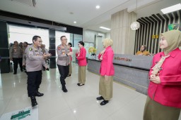 Kapolda Jatim Kunjungi RS Bhayangkara Kediri Beri Santunan Pasien dan Motivasi Tenaga Medis