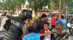 Polisi Peduli, Jelang Berbuka Puasa Polrestabes Surabaya Patroli Sambil Berbagi