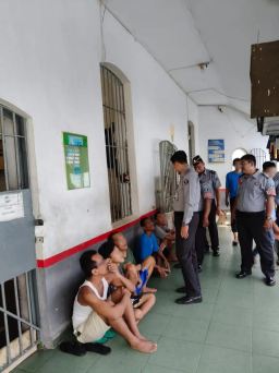 Wujud Kedekatan Dengan WBP, Kalapas Kediri Tinjau Blok Hunian