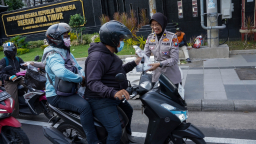 Berbagi Takjil Jelang Buka Puasa, Ditlantas Polda Jatim Ajak Masyarakat Tertib Berlalu Lintas