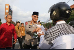 Polda Bali Bersinergi dengan Media, Bagikan Takjil Gratis untuk Masyarakat