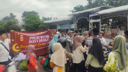 Polres Pelabuhan Tanjung Perak Bagikan 200 Takjil Menjelang Idul Fitri 1446 H di Serambi Ampel S