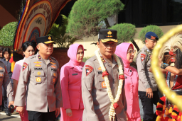 Tradisi Pedang Pora dan Reog Ponorogo Warnai Penyambutan Irjen Pol Drs Nanang Avianto,M.Si Sebagai Kapolda Jatim