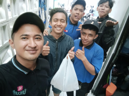 Keluarga Besar Media Bnews.Click, Memberikan Ta'jil Terhadap Crew Dan Parkir Mie Gacoan Surabaya