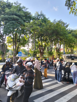 Aliansi Madura Indonesia Kembali Gelar Aksi Berbagi Takjil di Depan Balai Kota Surabaya