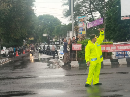 Kapolres Nganjuk Pimpin Penguraian Arus Balik di Simpang 4 Traffic Light Kertosono di Tengah Cuaca Ekstrem