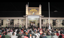 Ketua PCNU Kota Kediri Apresiasi Kepedulian Polisi Berbagi 1000 Paket Lebaran Untuk Warga