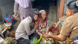 Polisi Datang Nenek Penjual Rempah yang Ditipu Pembeli Pakai Uang Mainan di Pamekasan Senyum Riang