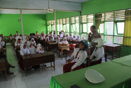 Kreatif, Polantas Trenggalek Manfaatkan Bangku Sekolah Sebagai Media Pembelajaran Keselamatan Berkendara