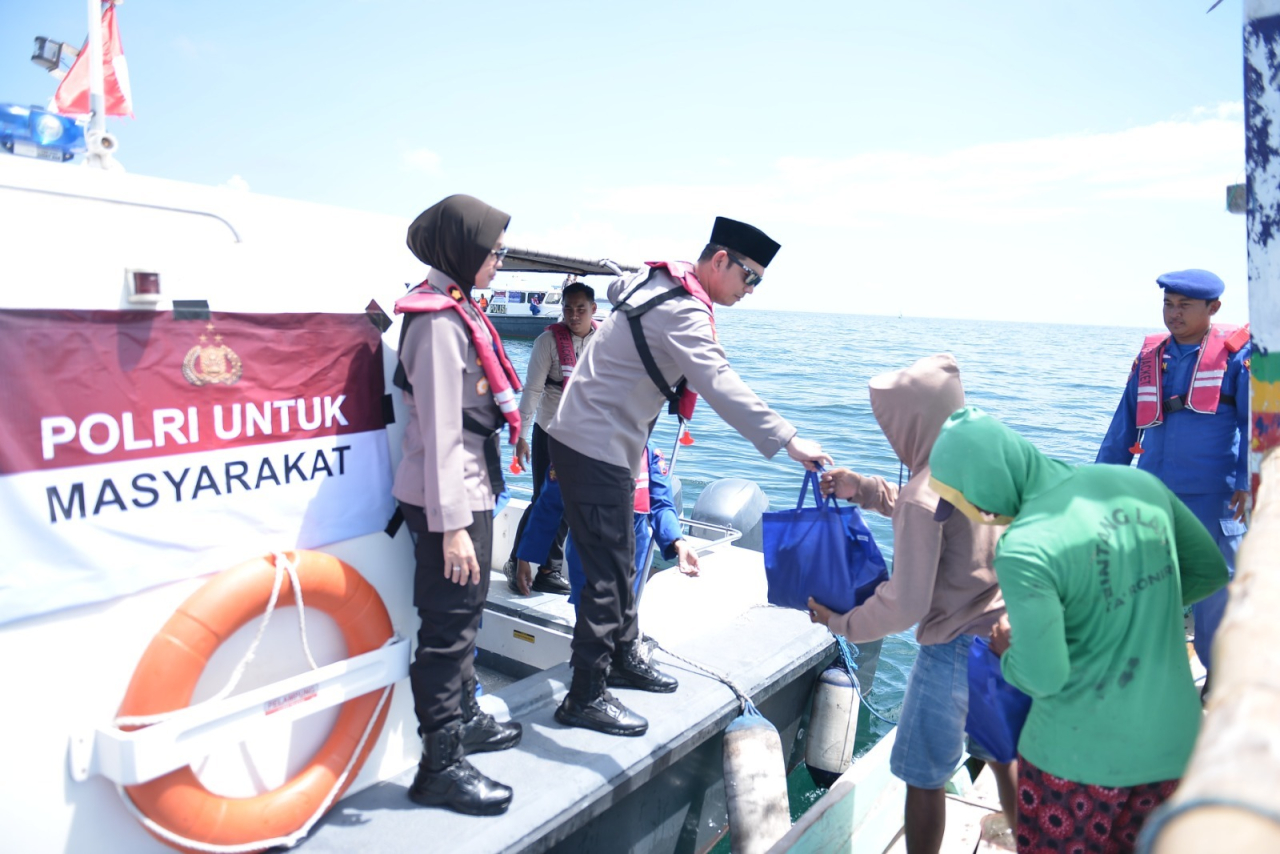 Pimpin Patroli Laut, Kapolres Situbondo Berbagi Bansos Ramadhan untuk Nelayan