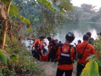 IMG-20240917-WA0113-1-200x150 Usaha Keras Tim SAR Dan Polisi Membuahkan Hasil, Pria Yang Menceburkan Ke Sungai Brantas Tewas Tertutup Enceng Gondok