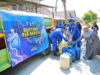 IMG-20240917-WA0117-200x150 Ditpolairud Polda Jatim Droping Air Bersih Ke Desa Kedukbembem, Kecamatan Mantup Kabupaten Lamongan